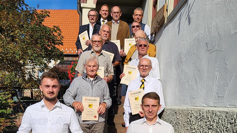 Ganz hinten Bürgermeister Mario Götz, davor (von hinten nach vorn, von links) Günther Straub, Horst Schäfer, Michael Schmitt, Rainer Huppman, Horst Henz, Horst Dienelt, Manfred Reuter und Max Wütscher,, Lothar Bieberich und rechts Reinhold Schmitt...