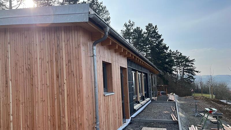 Der Fuchsst&auml;dter Waldkindergarten ist zwar schon bezogen, doch muss Au&szlig;engel&auml;nde muss noch gestaltet werden.