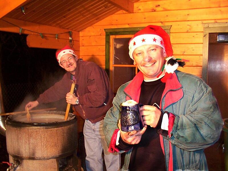Das &bdquo;Mond-Bier&ldquo;, ein mit extra vom Weingartssteig geholtem Quellwasser, wird bei Vollmond um Mitternacht gebraut.