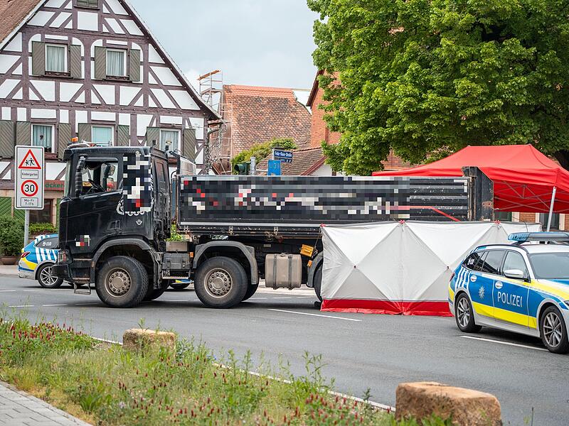 In Erlangen ist ein Lastwagen mit einem Fahrrad kollidiert: Die Radfahrerin starb  noch an der Unfallstelle.