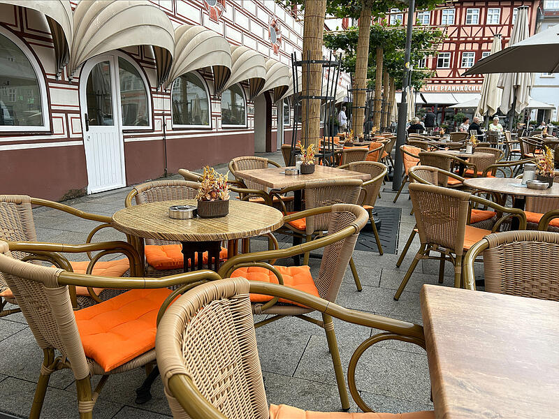 Außengastronomie am Coburger Marktplatz Die orangefarbenen Sitzkissen zeigen es: Max Schubart konnte den Bereich seiner Außengastronomie am Coburger Marktplatz erweitern.