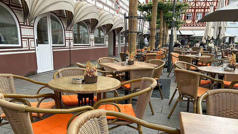 Außengastronomie am Coburger Marktplatz Die orangefarbenen Sitzkissen zeigen es: Max Schubart konnte den Bereich seiner Außengastronomie am Coburger Marktplatz erweitern.