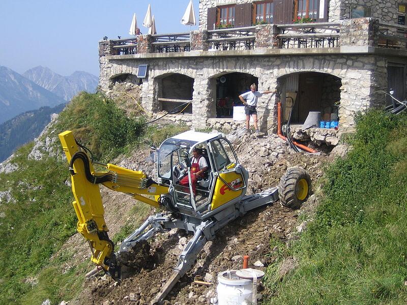 Schreitbacker beim Kanalbau vor der Hütte 2005.