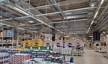 Die Sch&uuml;lerinnen der Maria-Ward-Schule erhielten spannende Einblicke in die Druckerei.