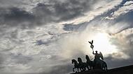 Wolkenhimmel über dem Brandenburger Tor