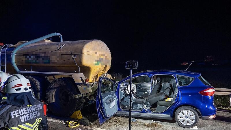 Auto kracht in Traktor-Gespann bei Oberhaid Auto kracht in Traktor-Gespann bei Oberhaid