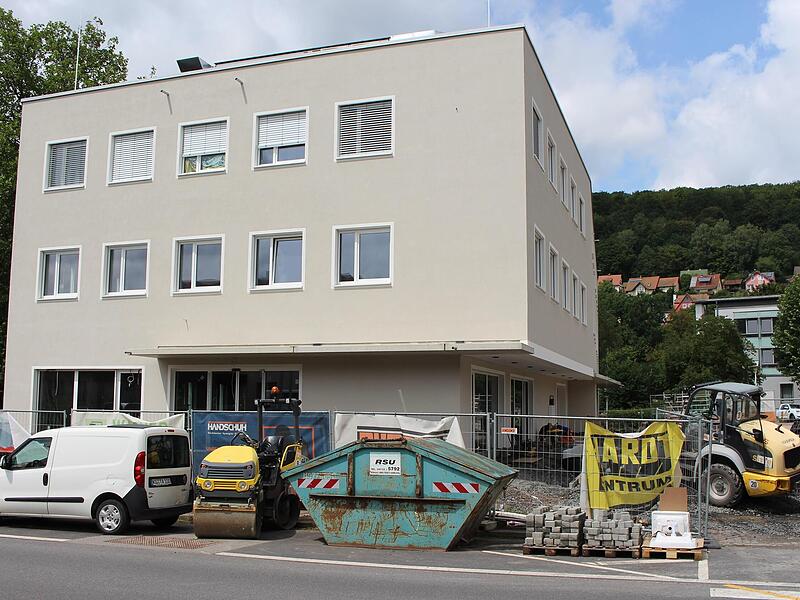 Von au&szlig;en sieht man das fast fertige Medzentrum Bad Br&uuml;ckenau.