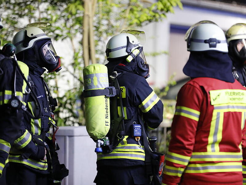 Ein Zimmerbrand ereignete sich am Freitagmorgen (19.04.2024) in Herzogenaurach (Lkr. Erlangen-Höchstadt). Das Feuer brach in der Dachgeschosswohnung eines Mehrfamilienhauses aus. Beim Eintreffen der Feuerwehr schlugen bereits Flammen aus der Wohnung.Weitere Informationen folgen. Foto: NEWS5 / Oßwald Weitere Informationen... https://www.news5.de/news/news/read/31133
