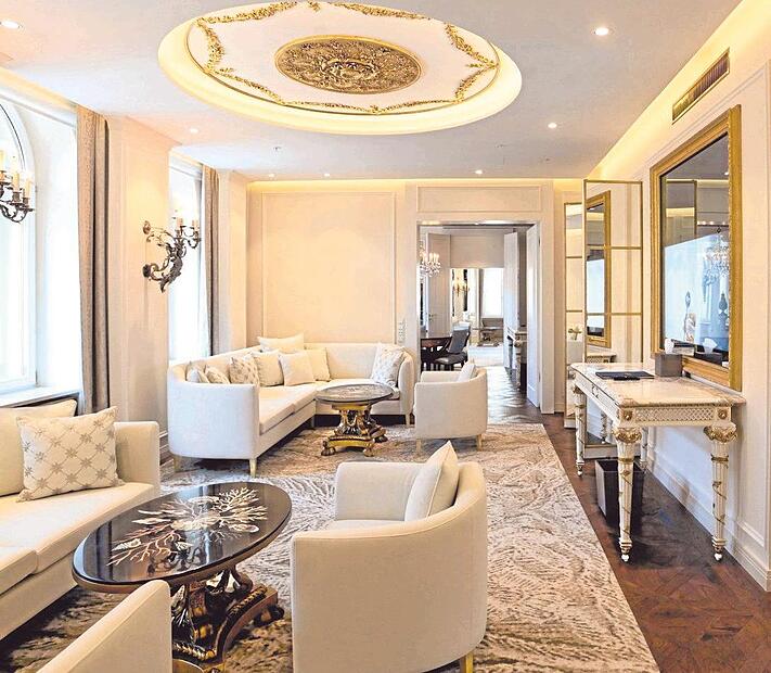 Das Wohnzimmer der Ludwig-Suite: Die Tische schufen Kunsthandwerker aus Italien, die Dekoration stammt teils aus dem Privatbesitz der Wittelsbacher.