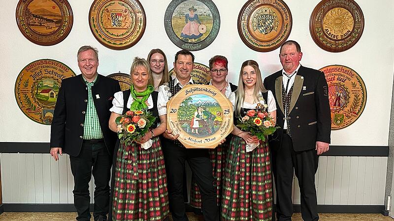 Die neuen Königshäuser: (von links) „Robin Hood“ Peter Richter, Melanie Klaus (Ehefrau des Schützenkönigs), 1. Ritter Lucy Bös, der alte und neue Schützenkönig Michael Klaus, „Little John“ Sonja Bös, „Schützenliesel“ und 2. Ritter Kim Hofmeister, ...