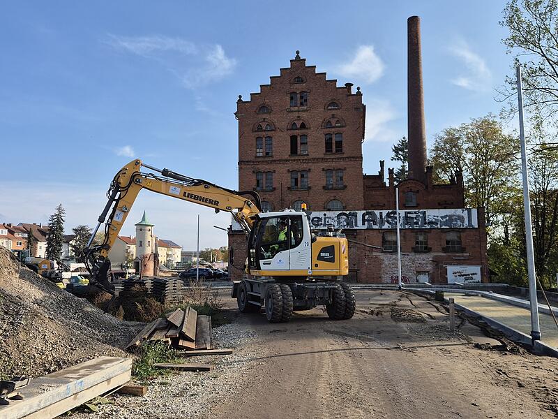 13 günstige Reihenhäuser baut die Joseph-Stiftung im Maisel-Viertel in Bamberg, im Schatten des schönen Baudenkmals der ehemaligen Brauerei. 13 günstige Reihenhäuser baut die Joseph-Stiftung im Maisel-Viertel in Bamberg, im Schatten des schönen Baudenkmals der ehemaligen Brauerei.