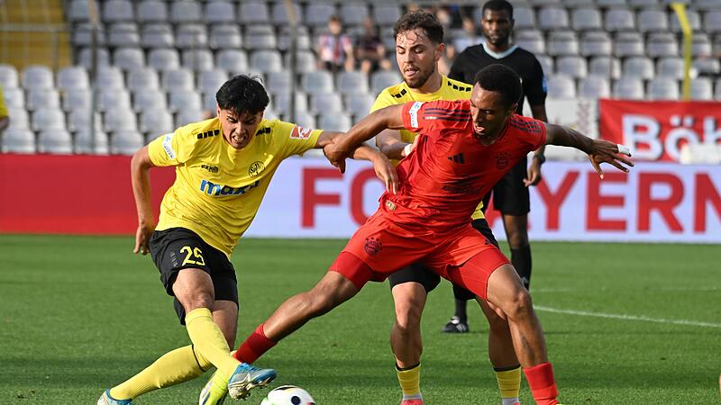 Die SpVgg Bayreuth um Eroll Zejnullahu und Jannik Graf (v.l.) musste mit einer 2:4-Niederlage im Gep&auml;ck die Heimreise vom FC Bayern M&uuml;nchen II um Vincent Manuba antreten.