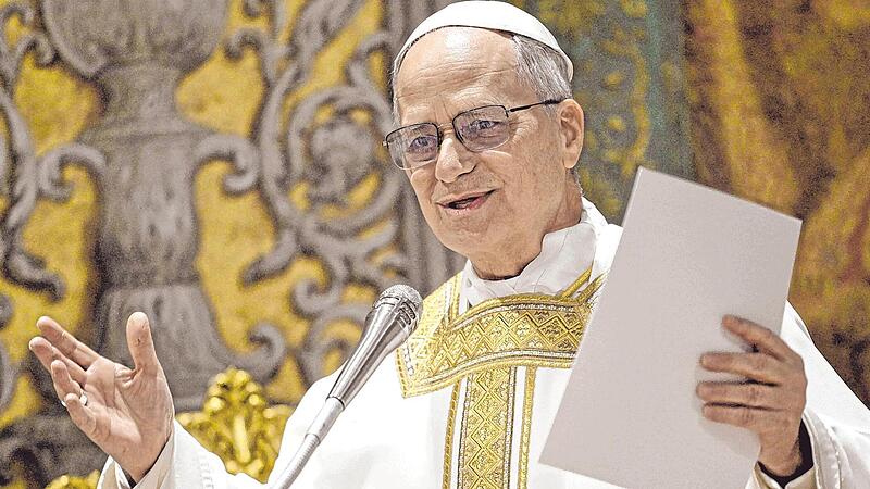 Ein Mann der leiseren, aber bestimmten T&ouml;ne: Am Freitag hielt Robert Francis Prevost zum ersten Mal als neuer Papst einen Gottesdienst in der Sixtinischen Kapelle.
