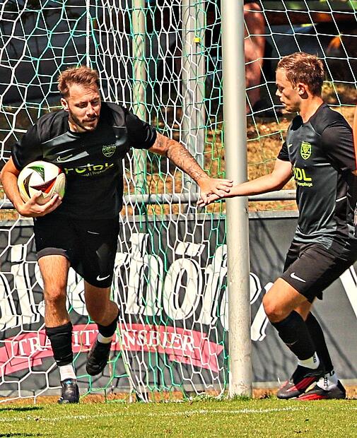 Neukenroths Neuzugang Max Schülein (l.) erzielte gegen die Reserve der DJK Don Bosco Bamberg den Anschlusstreffer. Mehr war aber nicht drin. Neukenroths Neuzugang Max Schülein (l.) erzielte gegen die Reserve der DJK Don Bosco Bamberg den Anschlusstreffer. Mehr war aber nicht drin.
