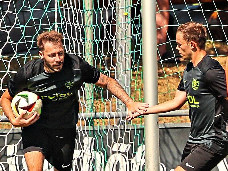 Neukenroths Neuzugang Max Sch&uuml;lein (l.) erzielte gegen die Reserve der DJK Don Bosco Bamberg den Anschlusstreffer. Mehr war aber nicht drin.
