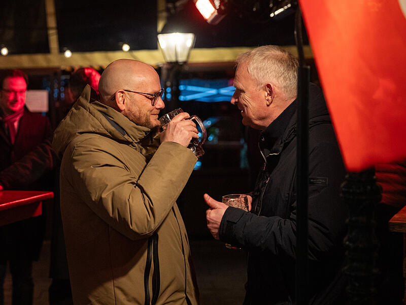 Sie stehen jeweils auf den Listenpl&auml;tzen 44 ihrer Parteien und sch&auml;tzen sich gegenseitig. Stefan Hipelius (CSU) und Christoph Starke (SPD) veranstalteten am Donnerstag einen gemeinsamen Wahlkampfabend auf dem Spezi Keller bei dem sie zwei F&auml;sser Freibier anboten.