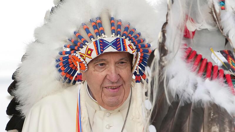 H&ouml;hepunkt der Kanada-Reise von Papst Franziskus ist die Begegnung mit der indigenen Bev&ouml;lkerung. Dabei bekam er einen Kopfschmuck &uuml;berreicht.
