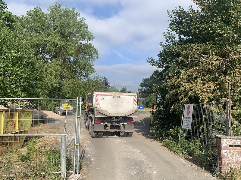 Bis einschlie&szlig;lich diesen Dienstag lieferten Lastwagen Materialien von einer Baustelle in der Leopoldstra&szlig;e zum Alten Lokschuppen im Norden von Coburg.