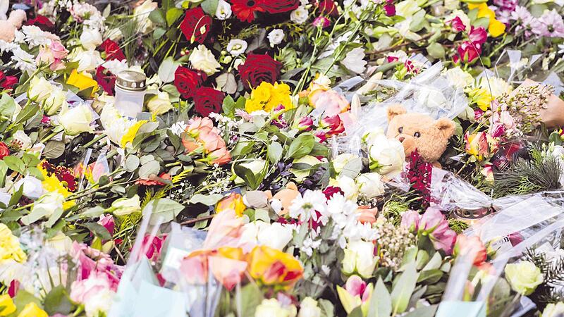 Ein Teddyb&auml;r liegt inmitten von Blumen vor der Johanniskirche in Magdeburg. Vielleicht als Erinnerung an Andr&eacute;.