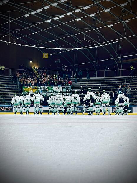 Höchstadt Alligators gewinnen bei HC Tigers Rund 50 Fans begleiteten den Höchstadter EC nach Österreich - die Mannschaft zahlte mit drei Punkten zurück.