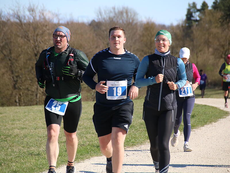 Strahlender Sonnenschein, aber nur niedrige Plusgrade erwartete die L&auml;ufer beim 19. Obermain-Marathon rund um Bad Staffelstein. Die Marathon-Strecke f&uuml;hrte wieder an den beiden Wahrzeichen der Kurstadt, dem Kloster Banz und der Basilika Vierzehnheiligen vorbei.