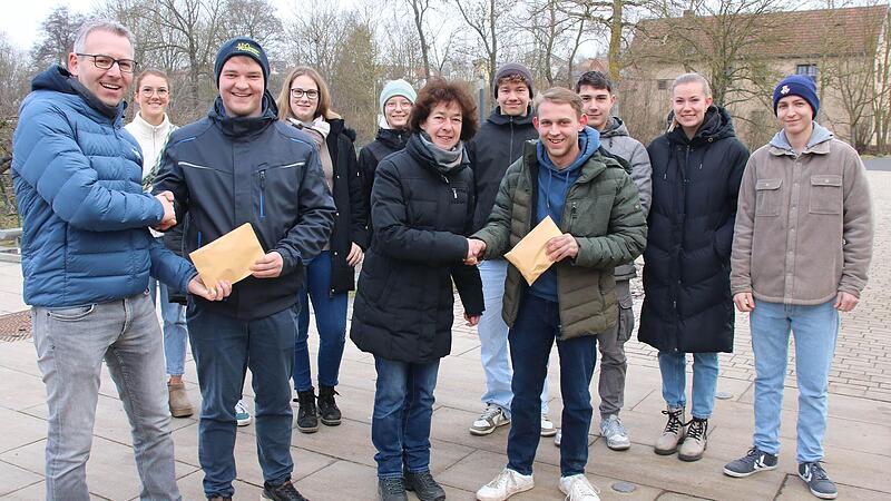 Ben Bieber und Felix Straub übergaben die Spenden an Timo Krambo vom Verein „Jonas hilft“ und an Martina Roth vom Heimatverein (Vordergrund). Im Hintergrund des Bildes sind die jungen Leute, die das Feuerwerk zum Jahreswechsel in Poppenlauer organ...