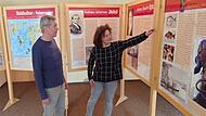 Spix-Verein-Vorsitzender Herbert Fiederling und Waltraud Enkert von der LAG &uuml;berpr&uuml;fen die Stellw&auml;nde, auf denen die f&uuml;nf Entdecker aus dem Aischgrund pr&auml;sentiert werden.