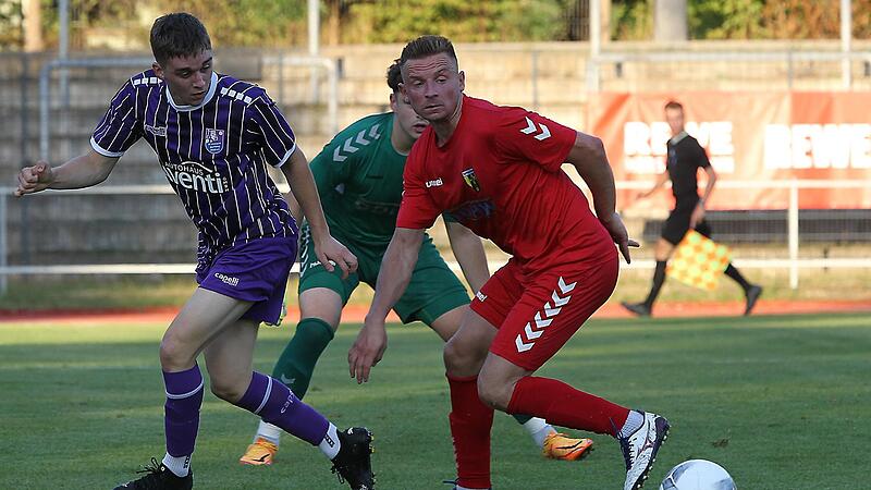 Zwei Freisto&szlig;tore und ein st&auml;ndiger Unruheherd: Philipp Hack (l.) zeigte wieder einen formidablen Auftritt im Trikot des FC Eintracht Bamberg beim 4:0-Sieg gegen die SpVgg Bayern Hof.