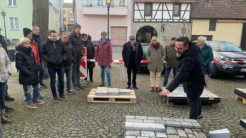 Matthias Kirchner stellt die verschiedenen Pflaster vor, die in der Kapellengasse und sp&auml;ter auch in anderen Stra&szlig;en eingebaut werden k&ouml;nnte.