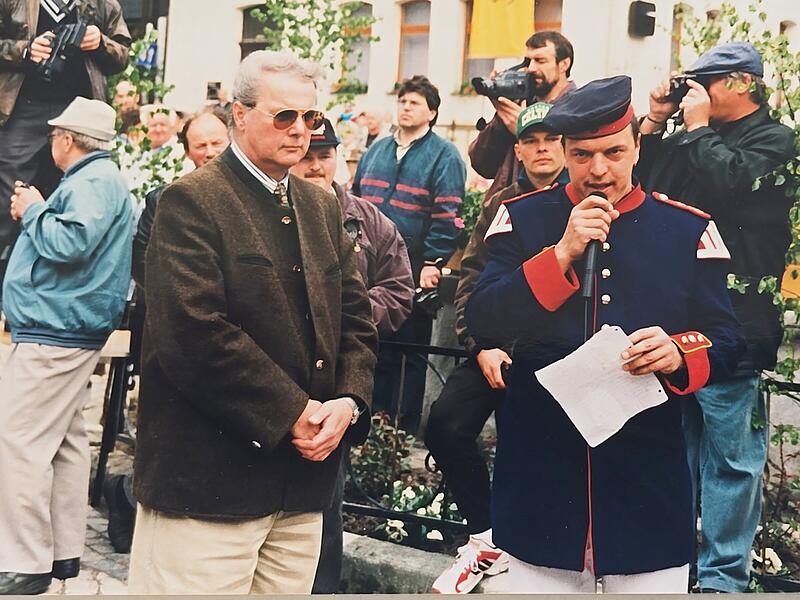 Kuhschwanzfest in Eisfeld 1996 Beim Eisfelder Kuhschwanzfest 1996 übergab Prinz Andreas die besondere Fahne an den Spielmannszug.