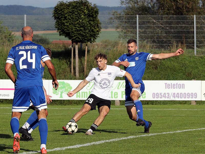 In dieser Szene erzielt Leon Kelmendi vom ASV Sassnfahrt das 1:0. Der Röbersdorfer Steffen Wittmann kommt zu spät.