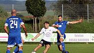 In dieser Szene erzielt Leon Kelmendi vom ASV Sassnfahrt das 1:0. Der Röbersdorfer Steffen Wittmann kommt zu spät.