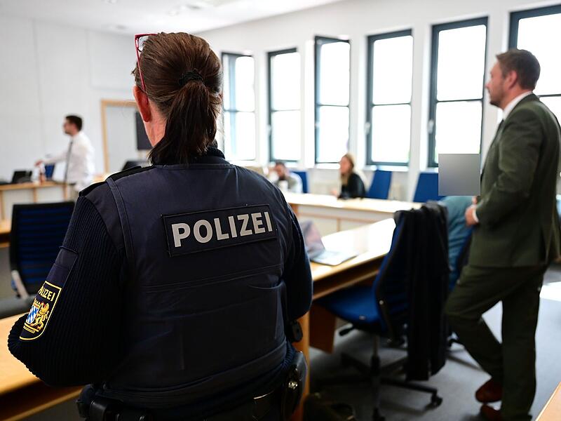 Beide Angeklagte wurden in Hand- und Fu&szlig;fesseln von Polizeibeamten aus der Untersuchungshaft ins Amtsgericht gebracht