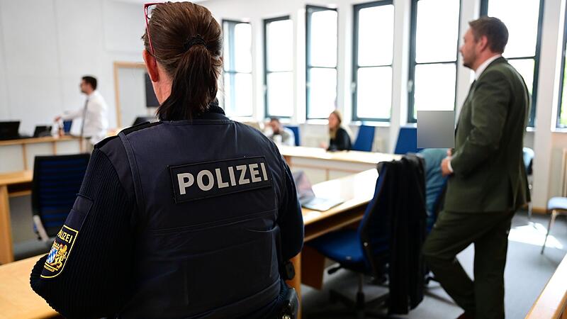 Beide Angeklagte wurden in Hand- und Fu&szlig;fesseln von Polizeibeamten aus der Untersuchungshaft ins Amtsgericht gebracht
