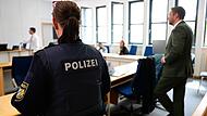 Beide Angeklagte wurden in Hand- und Fu&szlig;fesseln von Polizeibeamten aus der Untersuchungshaft ins Amtsgericht gebracht