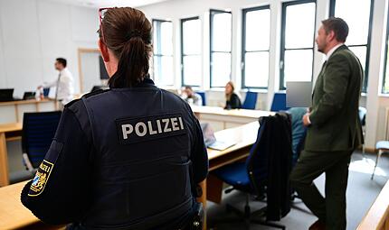 Beide Angeklagte wurden in Hand- und Fu&szlig;fesseln von Polizeibeamten aus der Untersuchungshaft ins Amtsgericht gebracht