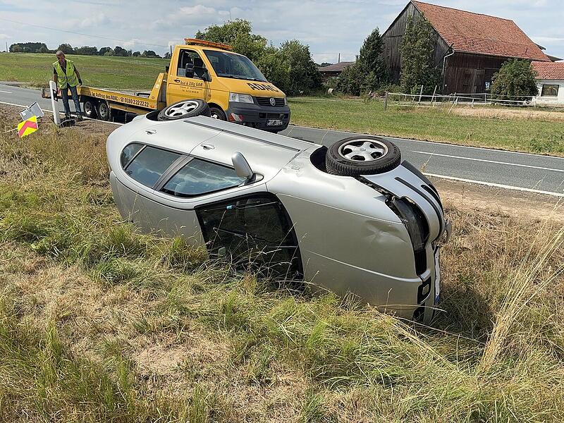 Wespe verursacht Unfall - Fahrer (56) landet in Stra&szlig;engraben
