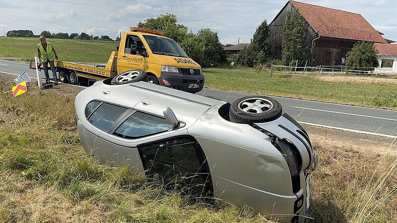 Wespe verursacht Unfall - Fahrer (56) landet in Stra&szlig;engraben