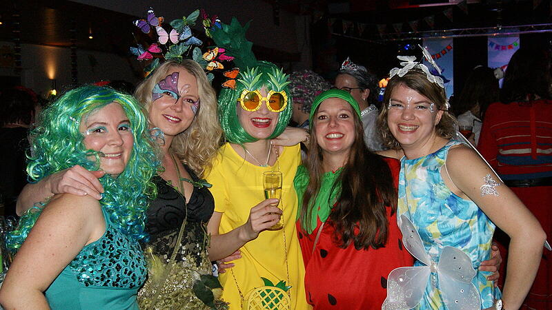 Sch&ouml;n kost&uuml;miert genossen die Frauen den Weiberfasching.