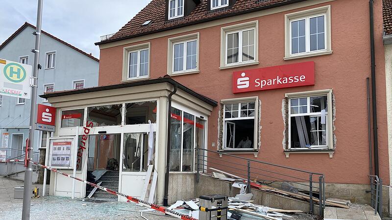 Unbekannte haben in der Nacht auf den 26. Februar zwei Geldautomaten in der Sparkassen-Filiale in Stadtlauringen gesprengt.