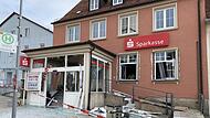 Unbekannte haben in der Nacht auf den 26. Februar zwei Geldautomaten in der Sparkassen-Filiale in Stadtlauringen gesprengt.
