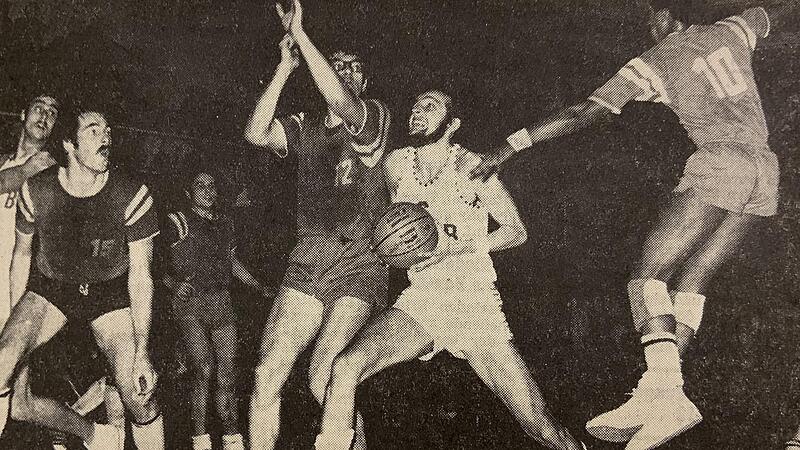 Helmut Hempfling (am Ball) war einer der einheimischen Aufstiegshelden der Bamberger 1970 und auch noch im ersten Bundesligajahr Leistungsträger im Team des 1. FC Bamberg.