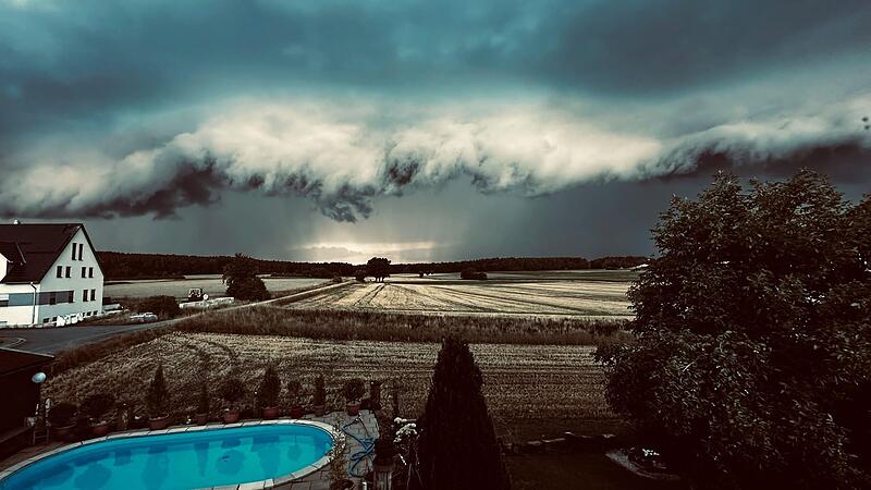 Der Himmel wird auch in Pautzfeld dunkel.Gewitterwolken &uuml;ber Forchheim