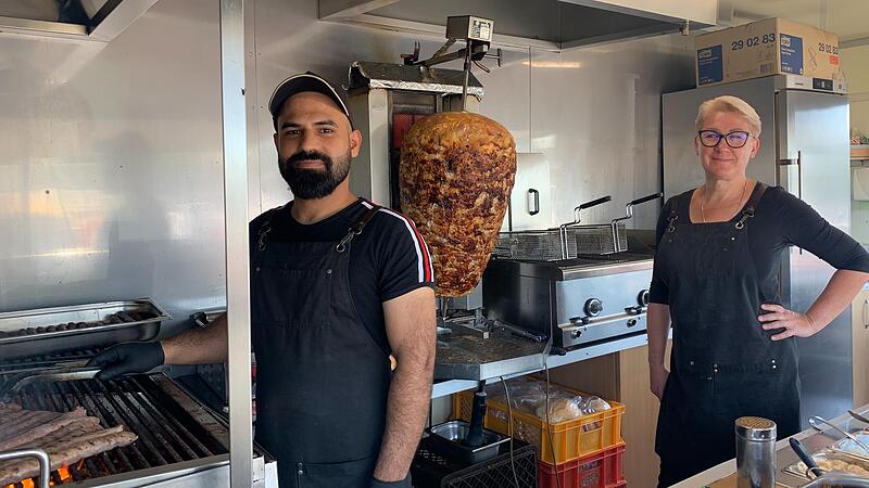 Der zurzeit vielleicht hei&szlig;este Platz auf der Lauterer H&ouml;he in Coburg: Aljasim Sadeq und Lubov M&uuml;ller im Imbiss vor dem Edeka-Markt Wagner.