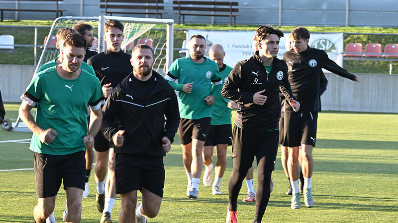Sport Fu&szlig;ball Saison 2025 / 2026 Bayernliga Nord Training 16.09.2025 TSV Neudrossenfeld Neuzugang Marin Hrgota = zweiter von rechts beim Aufw&auml;rmen