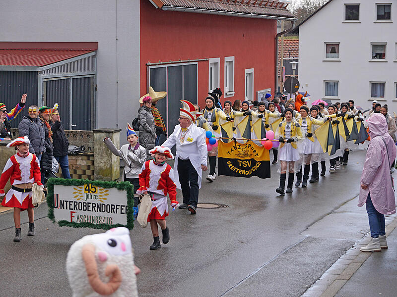 Start des Umzugs mit den Schildm&auml;dchen Ella und Josefine