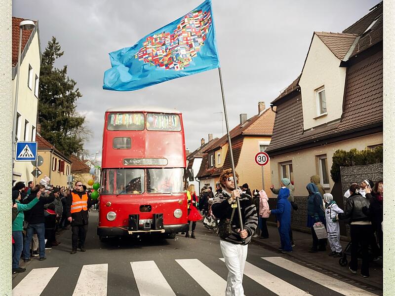 B&uuml;ssingbus bei Faschingsumzug in ForchheimForchheim & Fr&auml;nkische Schweiz