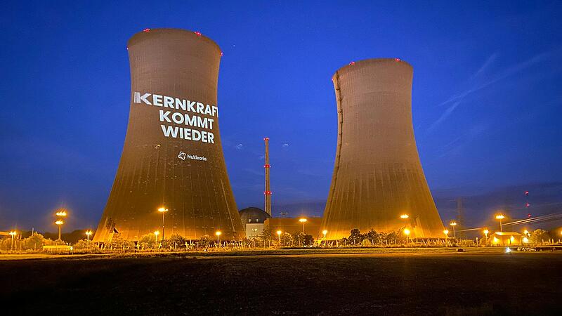 Die Video-Projektion des Vereins Nuklearia eine Woche vor der Sprengung der K&uuml;hlt&uuml;rme des Kernkraftwerks Grafenrheinfeld.