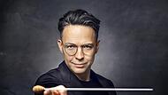 Evan-Alexis Christ dirigiert  die Nürnberger  Symphoniker am 20. Juli in Kulmbach.