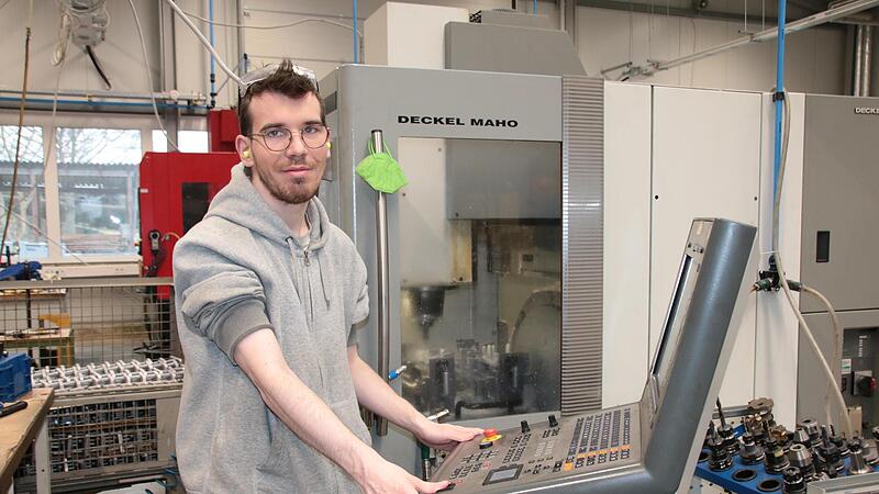 Maxemilian Kehl aus Sulzthal freut sich über seinen Arbeitsplatz in der neuen, hellen Werkstatt. Maxemilian Kehl aus Sulzthal freut sich über seinen Arbeitsplatz in der neuen, hellen Werkstatt.